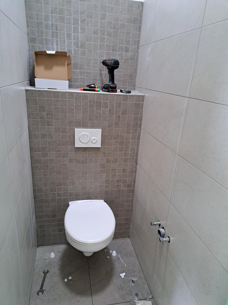 Nové záchodky v sokolovně u pódia