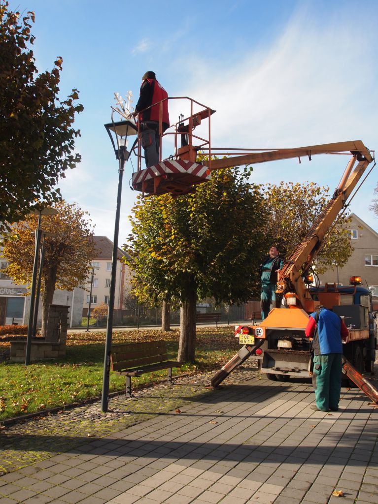 Instalace probíhala pomocí plošiny