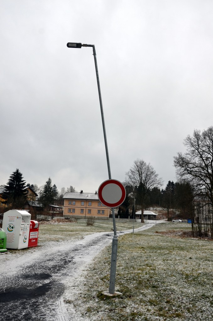 poničená lampa