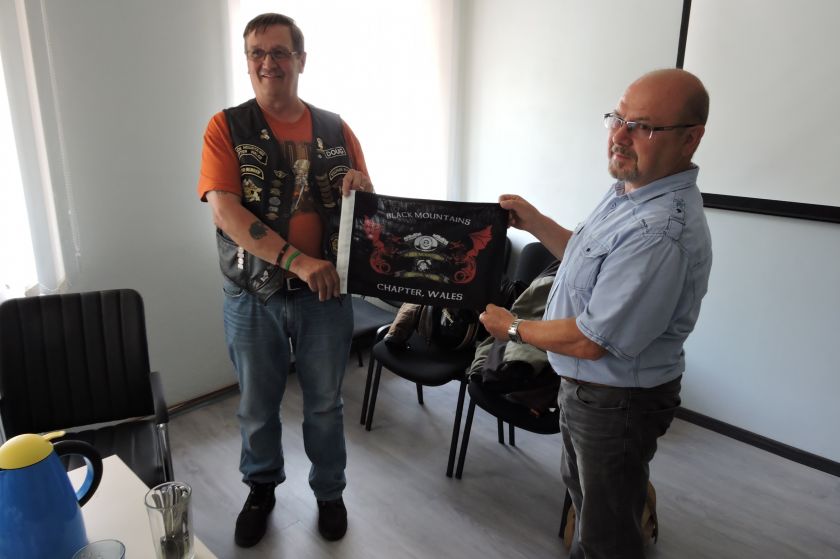 Motorkáři z Anglie u pomníku