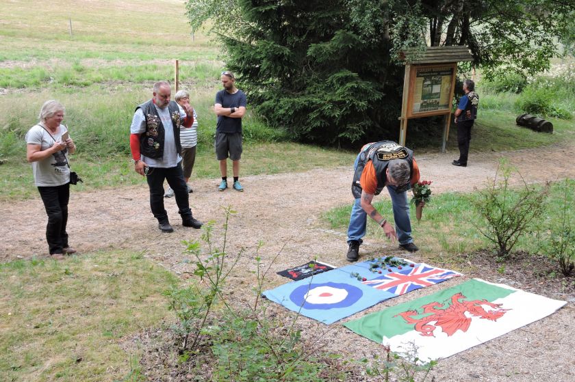 Motorkáři z Anglie u pomníku