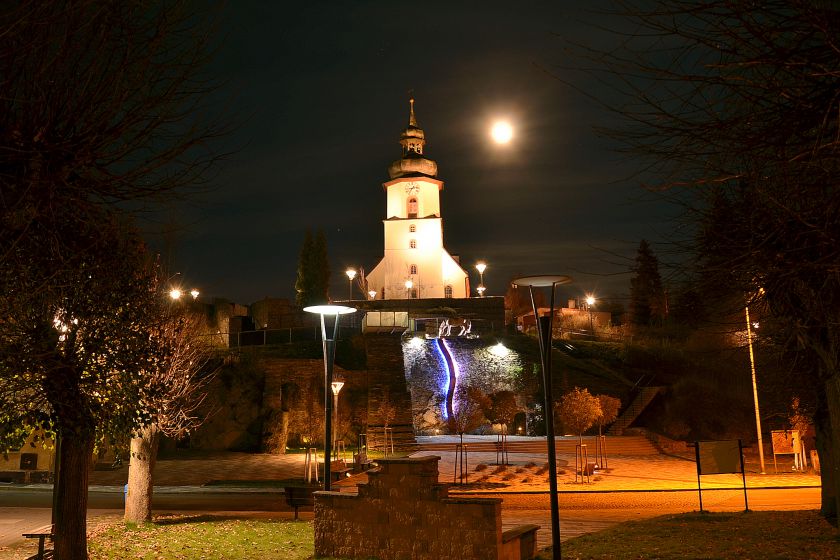 Měsíc nad náměstím