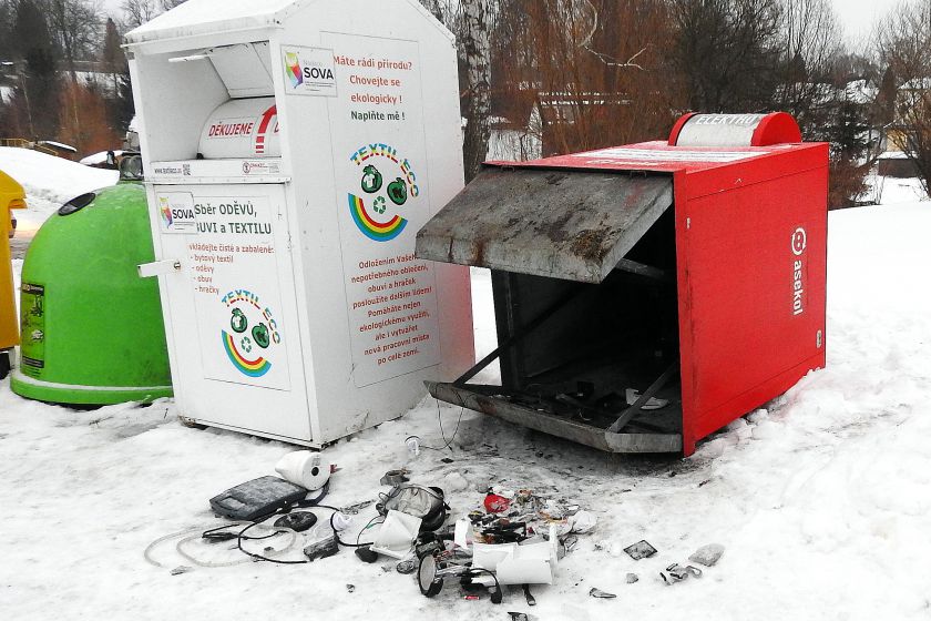 Vyrabovaný kontejner na drobný elektroodpad