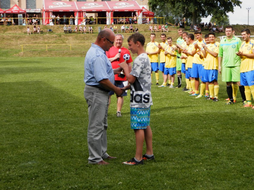 Starosta předává pohár