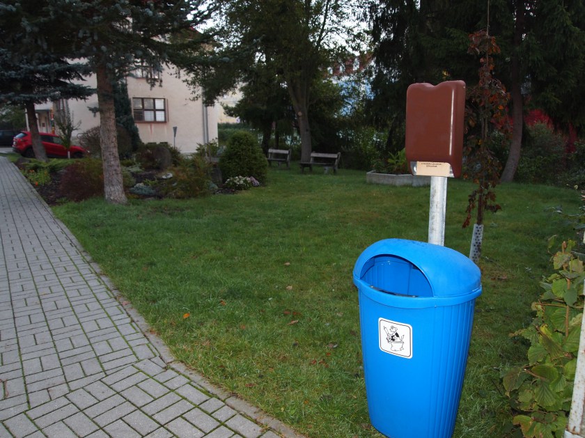 Koš na psí exkrementy u pošty