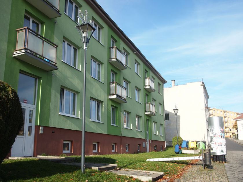 Lampy před paneláky na Masarykově náměstí