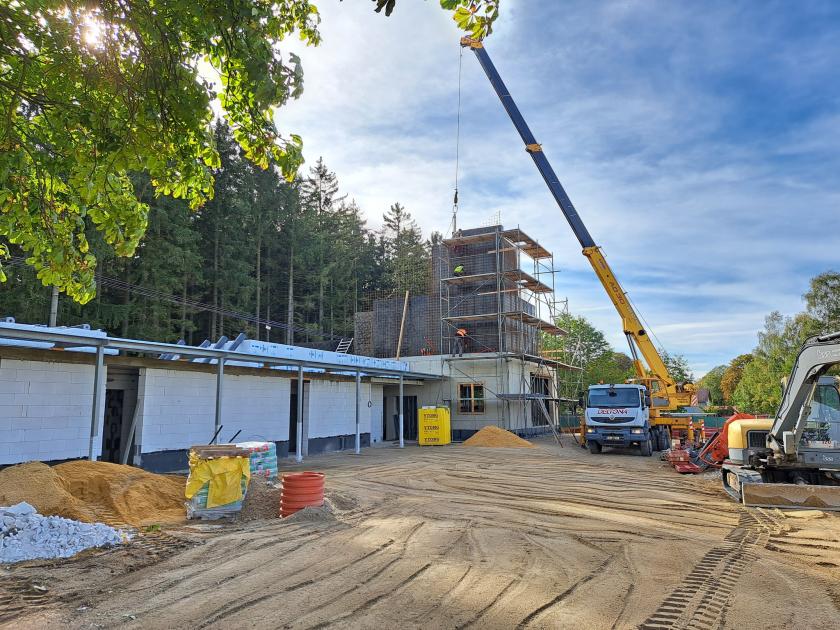 Stavba kabin a obecního domu ve Studánce