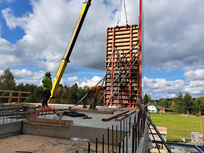 Stavba kabin a obecního domu ve Studánce