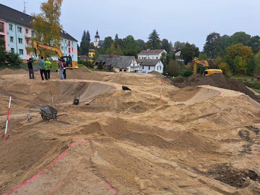 Stavba pumptracku v Růžáku