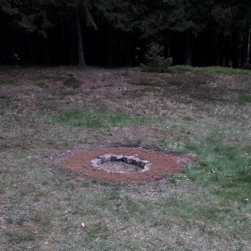 Dobrovolníci čistili pláž na Trojmezí