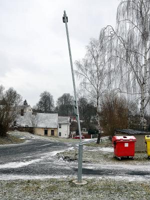poničená lampa